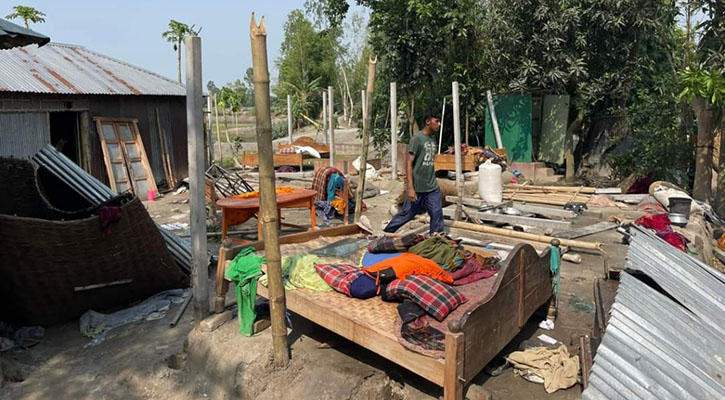 লালমনিরহাটে হঠাৎ ঝড়ে লণ্ডভণ্ড অর্ধশত ঘরবাড়ি